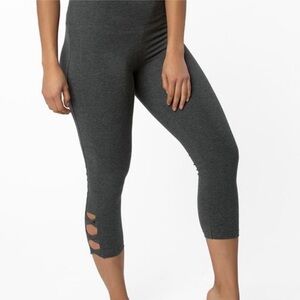 Ruby Ribbon gray twisted capri leggings size small